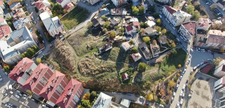 Sivas'ta gecekondular yüzünden arkeologların giremediği höyüğü defineciler talan ediyor