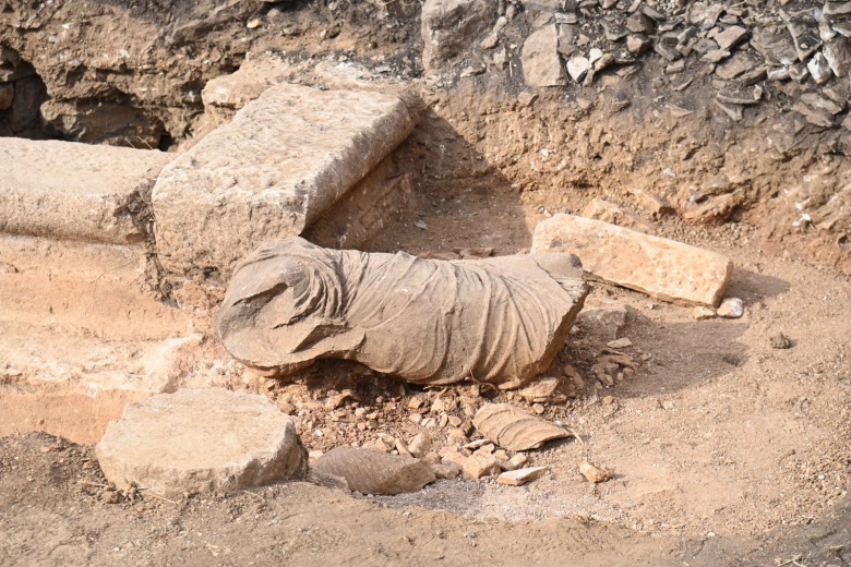 Mersin'deki Anemurium Antik Kenti'nde bulunan kadın heykeli