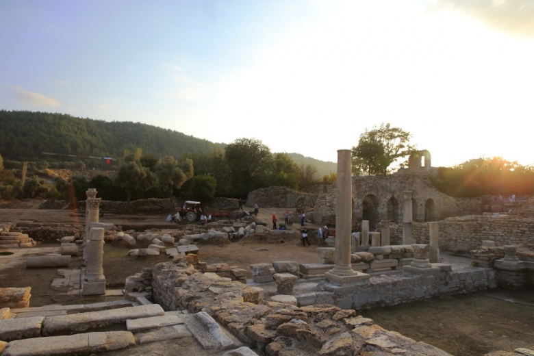 Stratonikeia Antik Kenti'ndeki Roma hamamında 1900 yıllık çocuk ayak izlerine rastlandı