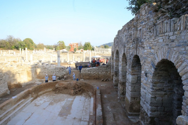 Stratonikeia Antik Kenti'ndeki Roma hamamında 1900 yıllık çocuk ayak izlerine rastlandı