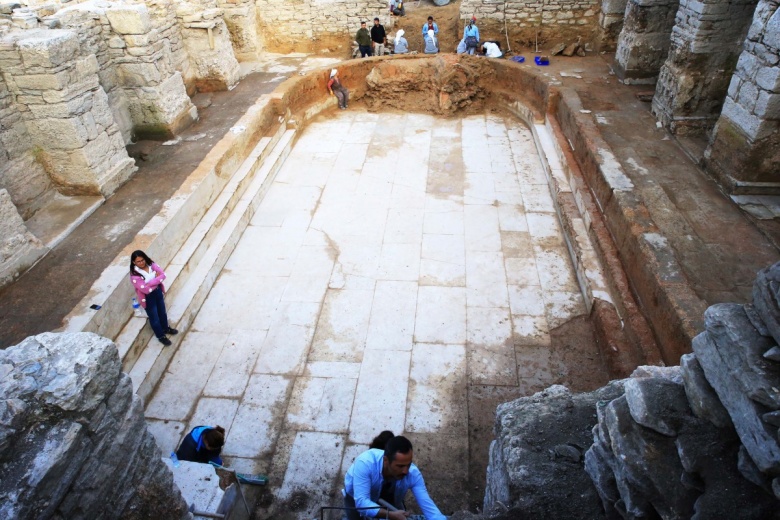 Stratonikeia Antik Kenti'ndeki Roma hamamında 1900 yıllık çocuk ayak izlerine rastlandı