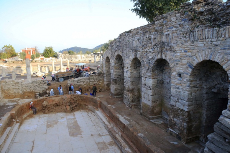 Stratonikeia Antik Kenti'ndeki Roma hamamında 1900 yıllık çocuk ayak izlerine rastlandı