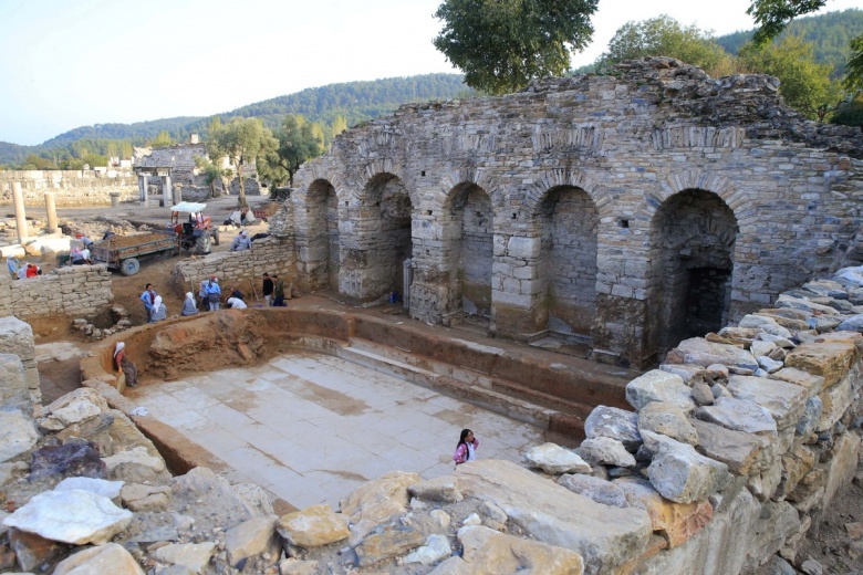 Stratonikeia Antik Kenti'ndeki Roma hamamında 1900 yıllık çocuk ayak izlerine rastlandı