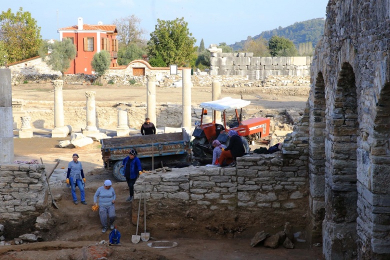 Stratonikeia Antik Kenti'ndeki Roma hamamında 1900 yıllık çocuk ayak izlerine rastlandı