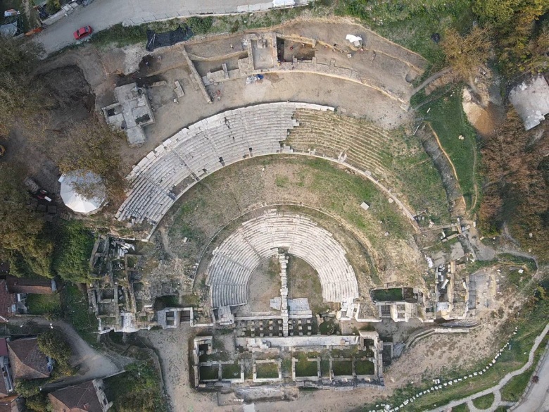 Düzce'de şarap tanrısı Dionysos'a ait alanda çift aslanlı mozaik bulundu