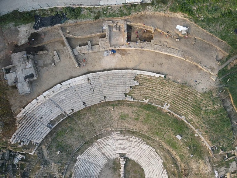 Düzce'de şarap tanrısı Dionysos'a ait alanda çift aslanlı mozaik bulundu