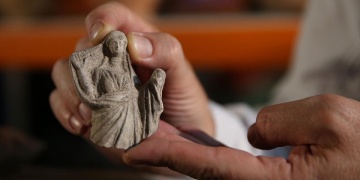 Aigaide Demeteri tasvir eden iki heykelcik ve kabartmalı vazo parçaları bulundu