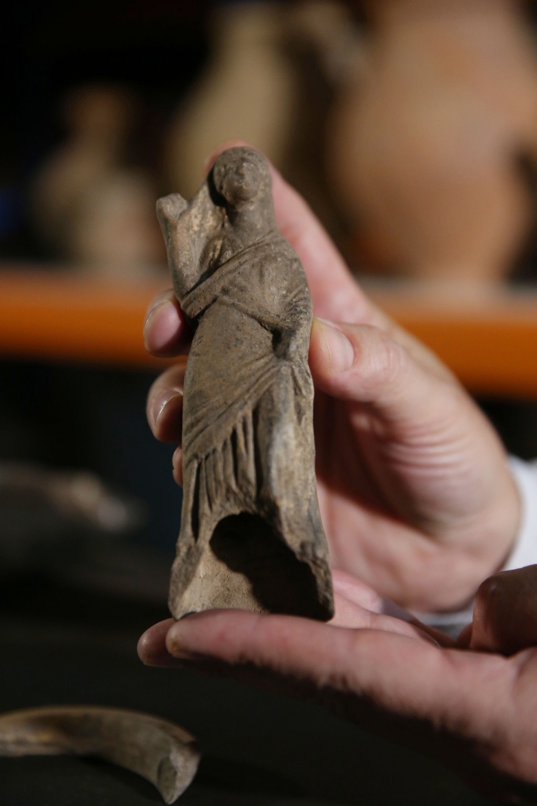 Manisa'daki Aigai Antik Kenti arkeoloji kazısında 2 Demeter heykelciği bulundu
