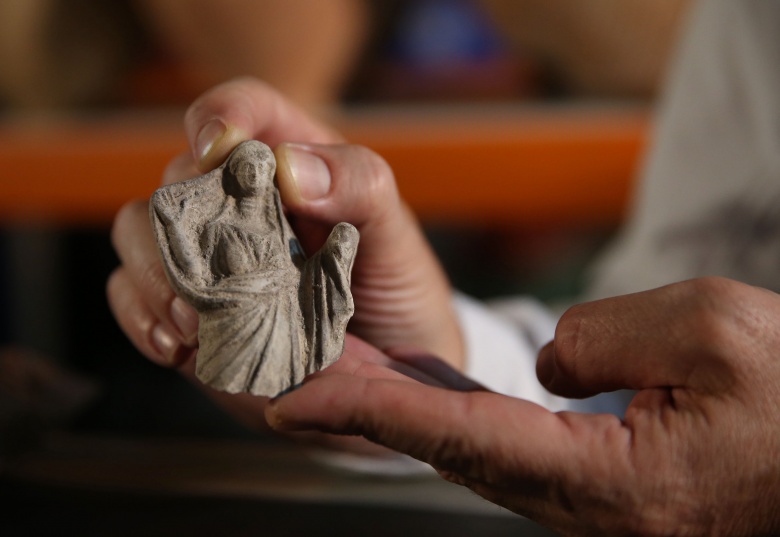 Manisa'daki Aigai Antik Kenti arkeoloji kazısında 2 Demeter heykelciği bulundu