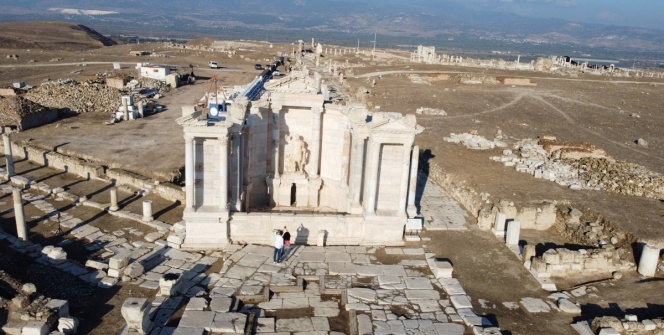 Restore edilen Trajan Çeşmesi, Laodikyadaki ünlü tapınaktan daha çok ilgi görüyor