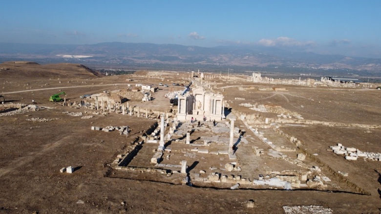 Restore edilen Trajan Çeşmesi, Laodikya'daki ünlü tapınaktan daha çok ilgi görüyor
