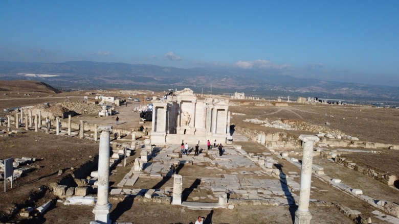 Restore edilen Trajan Çeşmesi, Laodikya'daki ünlü tapınaktan daha çok ilgi görüyor
