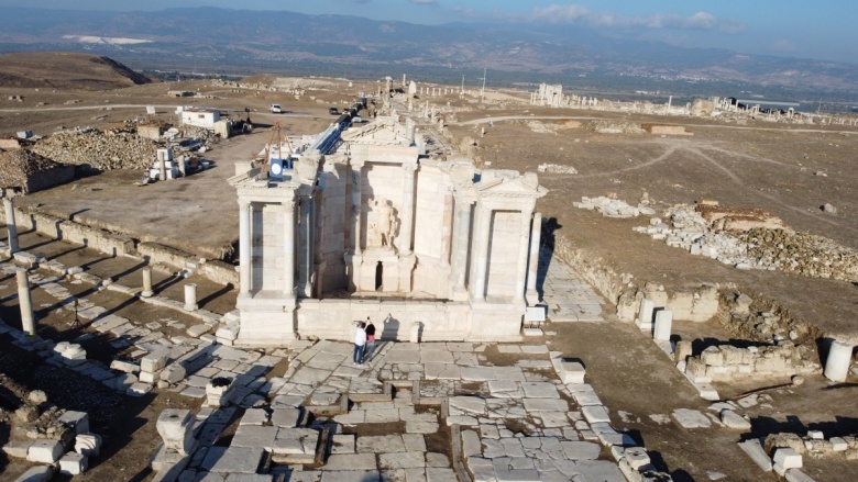 Restore edilen Trajan Çeşmesi, Laodikya'daki ünlü tapınaktan daha çok ilgi görüyor