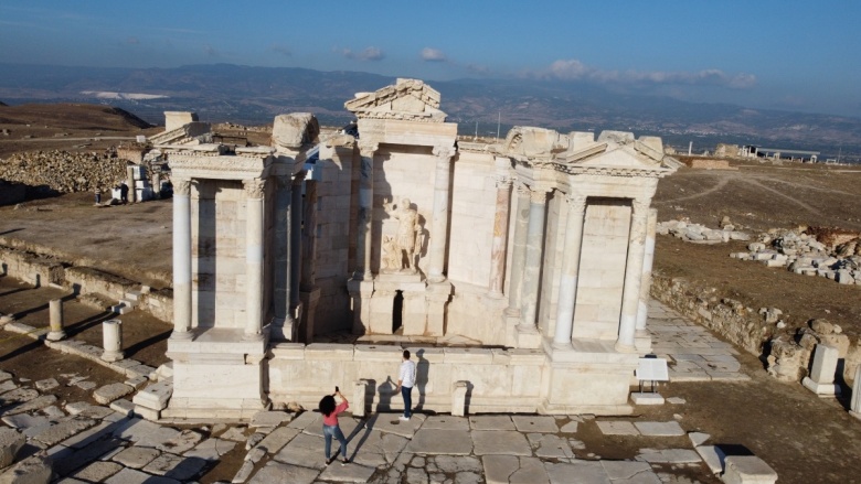 Restore edilen Trajan Çeşmesi, Laodikya'daki ünlü tapınaktan daha çok ilgi görüyor