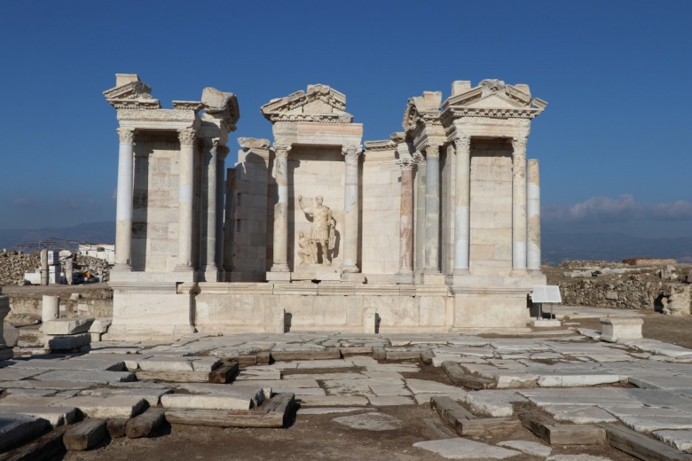 Restore edilen Trajan Çeşmesi, Laodikya'daki ünlü tapınaktan daha çok ilgi görüyor