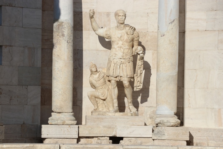 Restore edilen Trajan Çeşmesi, Laodikya'daki ünlü tapınaktan daha çok ilgi görüyor