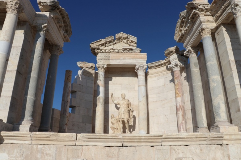 Restore edilen Trajan Çeşmesi, Laodikya'daki ünlü tapınaktan daha çok ilgi görüyor