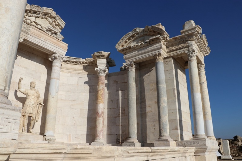 Restore edilen Trajan Çeşmesi, Laodikya'daki ünlü tapınaktan daha çok ilgi görüyor