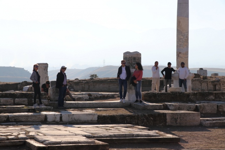 Restore edilen Trajan Çeşmesi, Laodikya'daki ünlü tapınaktan daha çok ilgi görüyor