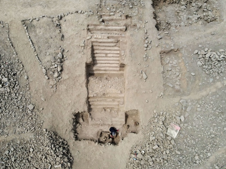 Peru'nun başkenti Lima'da bin yıllık 5 mumya ve 5500 yıllık tarihi merdiven bulundu