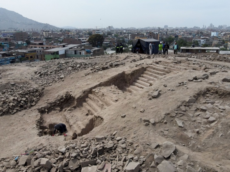 Peru'nun başkenti Lima'da bin yıllık 5 mumya ve 5500 yıllık tarihi merdiven bulundu
