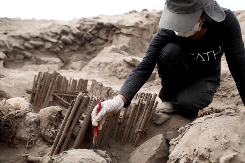 Peru'nun başkenti Lima'da bin yıllık 5 mumya ve 5500 yıllık tarihi merdiven bulundu