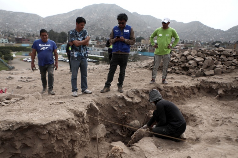 Peru'nun başkenti Lima'da bin yıllık 5 mumya ve 5500 yıllık tarihi merdiven bulundu