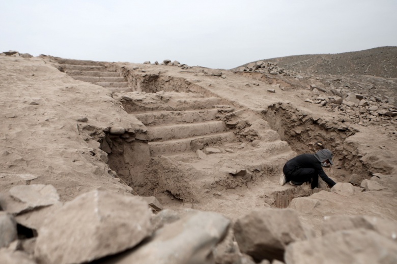 Peru'nun başkenti Lima'da bin yıllık 5 mumya ve 5500 yıllık tarihi merdiven bulundu