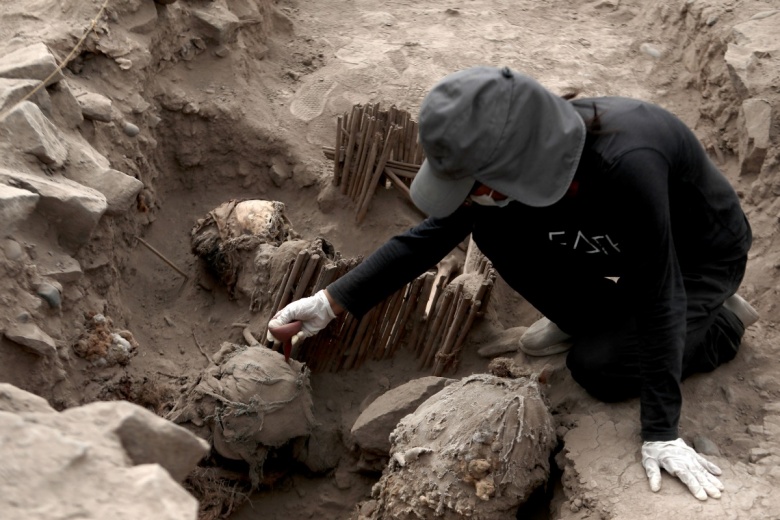 Peru'nun başkenti Lima'da bin yıllık 5 mumya ve 5500 yıllık tarihi merdiven bulundu