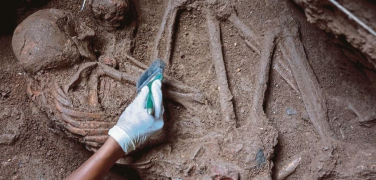 Vietnam'da cenin pozisyonda gömülmüş 10 bin yıllık iskeletler bulundu