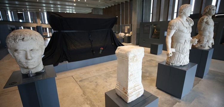 Troya Müzesi'ndeki Polyksena lahdi  25 Kasım'da karalar bağladı