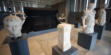 Troya Müzesindeki Polyksena lahdi 25 Kasımda karalar bağladı