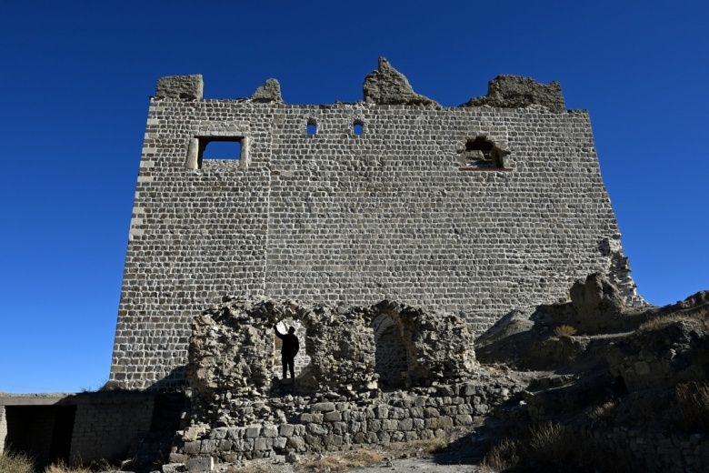 Van'ın masalsı yapısı Hoşap Kalesi restorasyonla eski görkemine kavuşuyor.