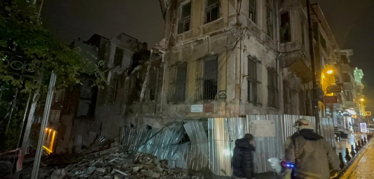 Sultanahmet'te fırtına ve yağış yüzünden tarihi bina çöktü