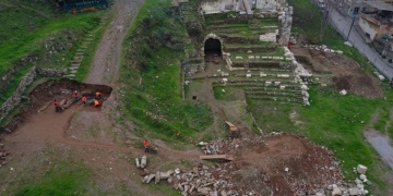 Arkeologlar Smyrna Tiyatrosunun iki seyirci girişinden birini ortaya çıkardı