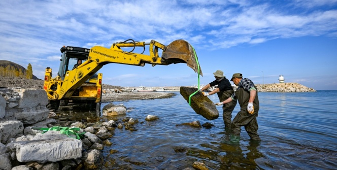 Van Gölünden çıkarılan Selçuklu Mezar Taşları, restore edilerek korumaya alınıyor