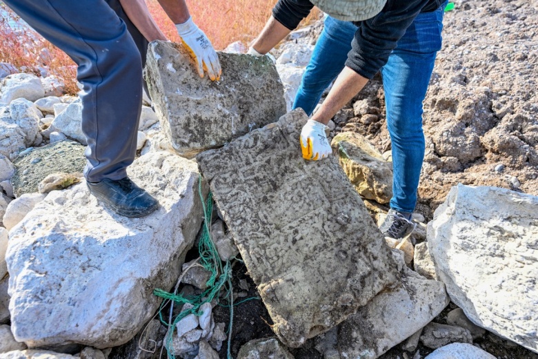 Van Gölü'nden çıkarılan Selçuklu Mezar Taşları, restore edilerek korumaya alınıyor