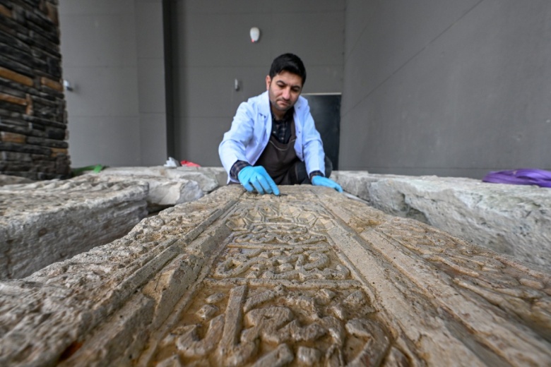 Van Gölü'nden çıkarılan Selçuklu Mezar Taşları, restore edilerek korumaya alınıyor