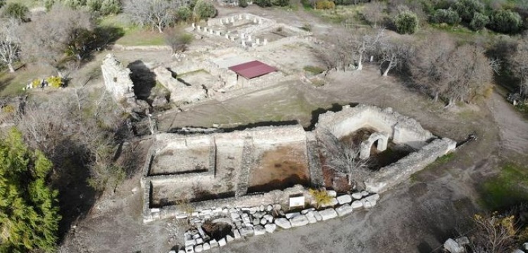 Apollon Smintheus Antik Kenti'nde Roma dönemine ait 10 iskeletli oda mezar bulundu