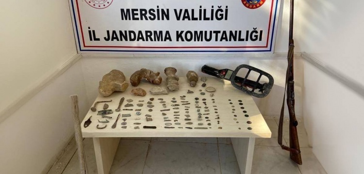 Mersin'de bir definecinin evinde tarihi eser olabilecek 100'ü aşkın obje yakalandı