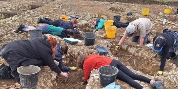 Gallerde 1500 yıllık ölülerin farklı pozisyonlarda gömüldüğü gizemli bir mezarlık bulundu