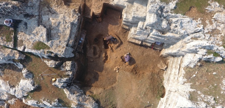 Diyarbakır'ın Kulp ilçesinde 1500 yıllık kilise yanında çocuk mezarlığı keşfedildi