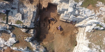 Diyarbakırın Kulp ilçesinde 1500 yıllık kilise yanında çocuk mezarlığı keşfedildi