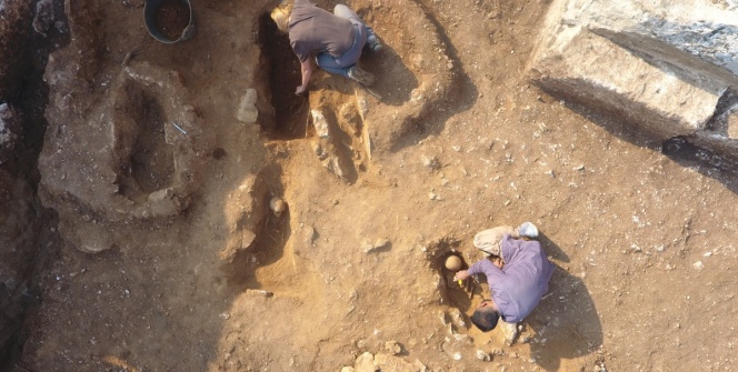 Diyarbakırın Kulp ilçesindeki eski taş ocağındaki kazıda çocuk mezarlığı bulundu