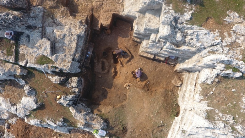 Diyarbakır'ın Kulp ilçesindeki eski taş ocağındaki kazıda çocuk mezarlığı bulundu