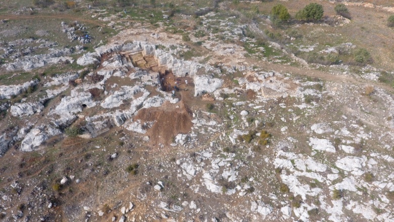 Diyarbakır'ın Kulp ilçesindeki eski taş ocağındaki kazıda çocuk mezarlığı bulundu