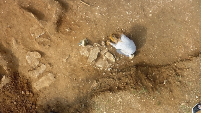 Diyarbakır'ın Kulp ilçesindeki eski taş ocağındaki kazıda çocuk mezarlığı bulundu