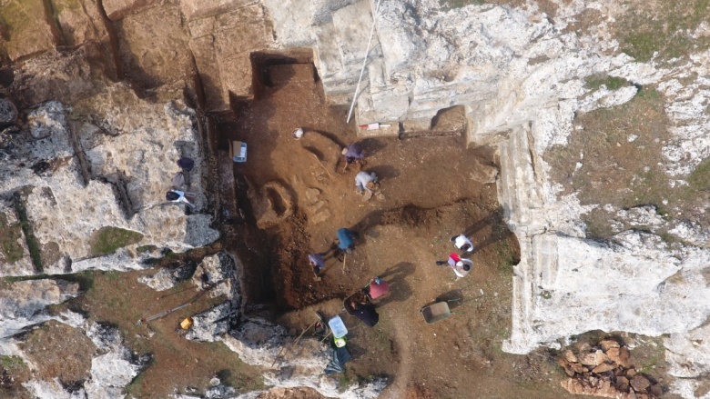 Diyarbakır'ın Kulp ilçesindeki eski taş ocağındaki kazıda çocuk mezarlığı bulundu