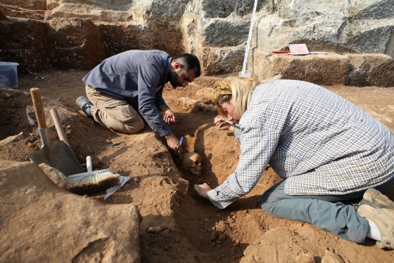 Diyarbakır'ın Kulp ilçesindeki eski taş ocağındaki kazıda çocuk mezarlığı bulundu