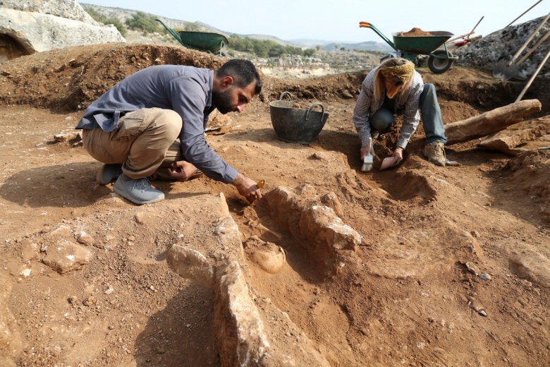 Diyarbakır'ın Kulp ilçesindeki eski taş ocağındaki kazıda çocuk mezarlığı bulundu